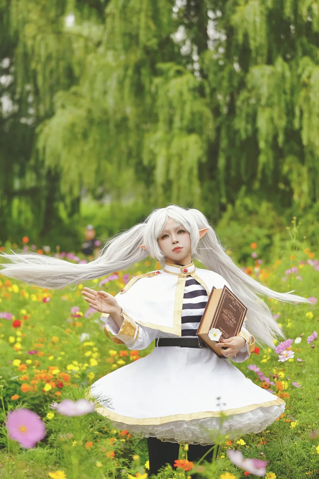 【芙莉莲cos】圆明园花海里的超自然甩发 - 第 4 张