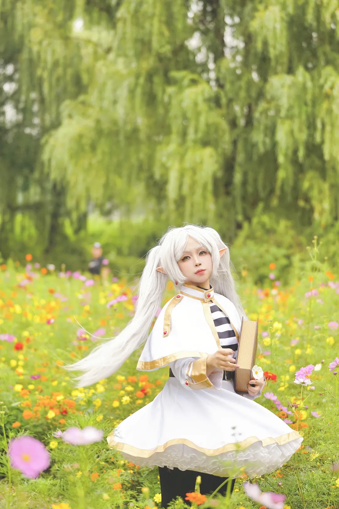 【芙莉莲cos】圆明园花海里的超自然甩发 - 第 8 张
