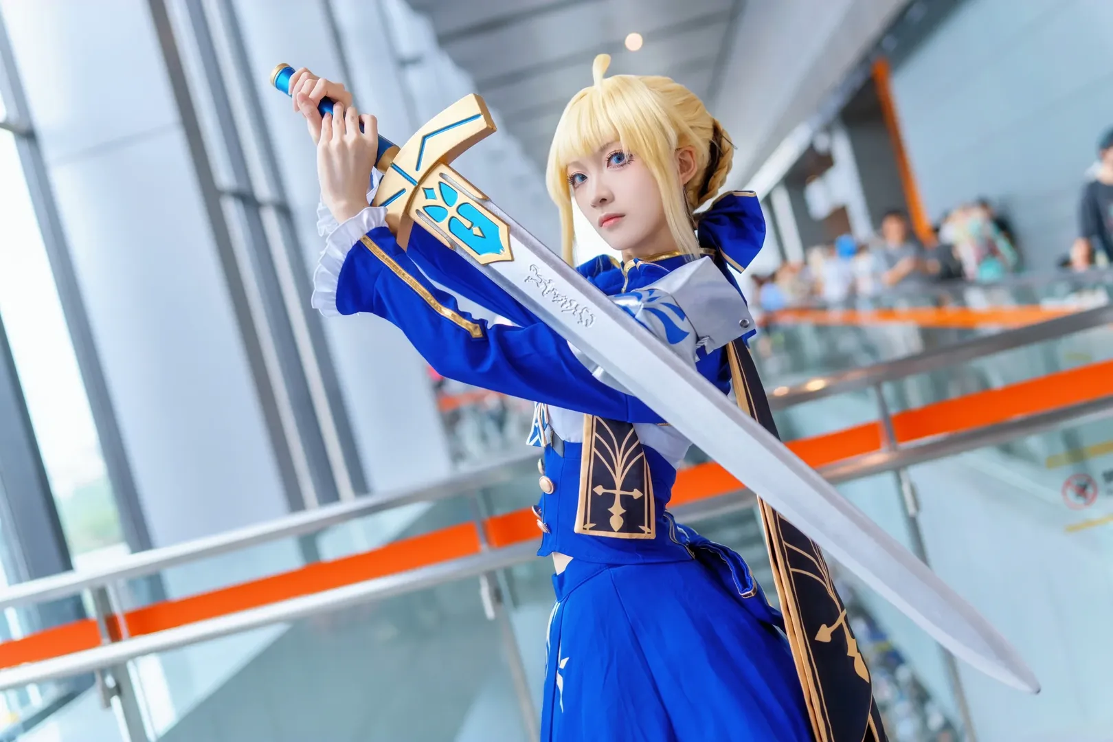 【阿尔托莉雅cos】崩坏星穹铁道场照，持剑的骑士王 - 第 11 张
