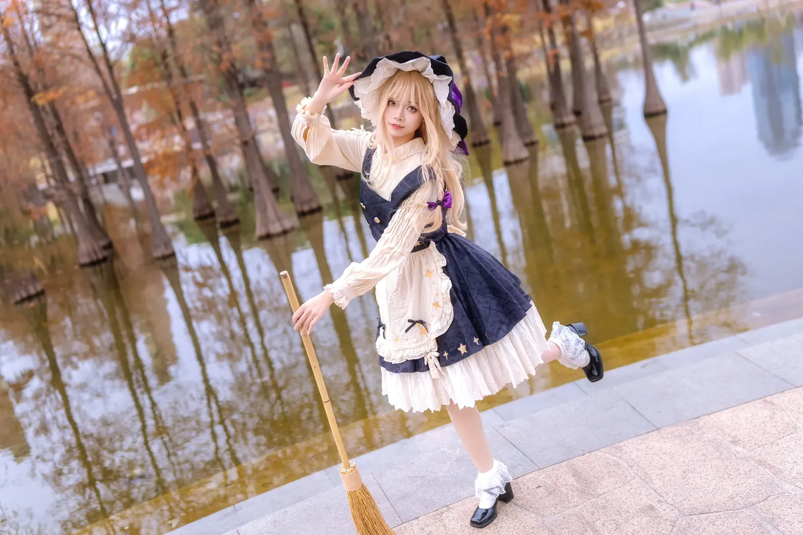 【魔理沙cos】东方Project的魔法少女，漫步秋日湖畔 - 第 6 张