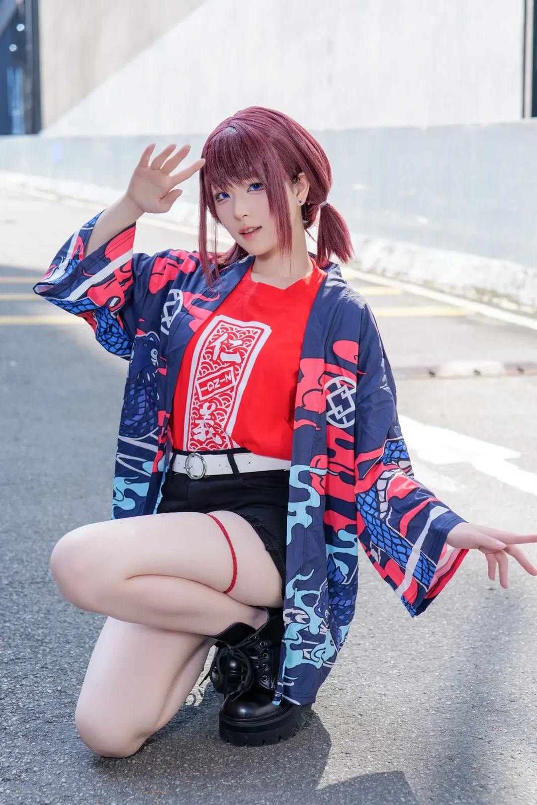 【井芹仁菜cos】哭泣少女乐队的摇滚魂，红蓝配色的街头酷飒场照 - 第 1 张