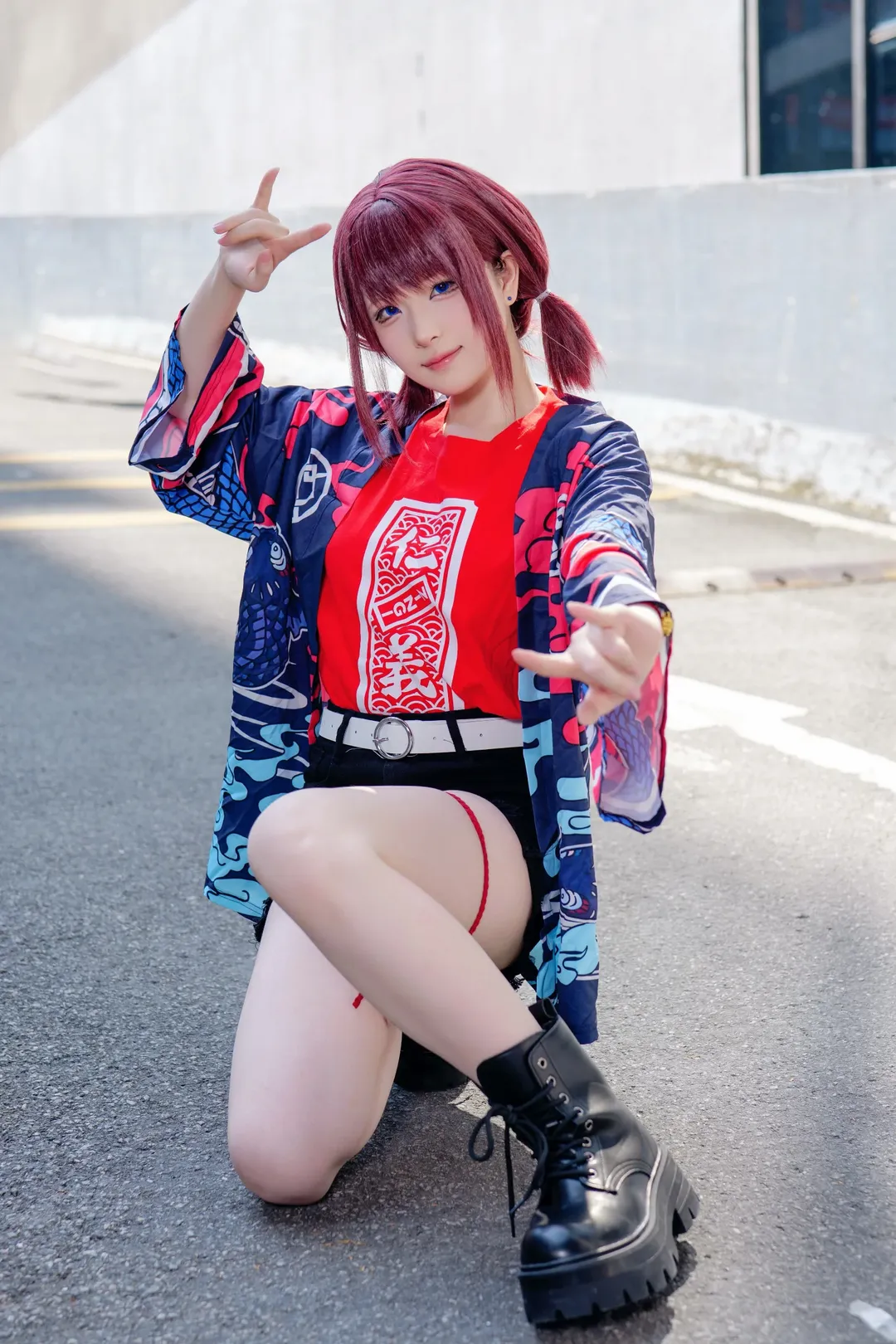 【井芹仁菜cos】哭泣少女乐队的摇滚魂，红蓝配色的街头酷飒场照 - 第 2 张