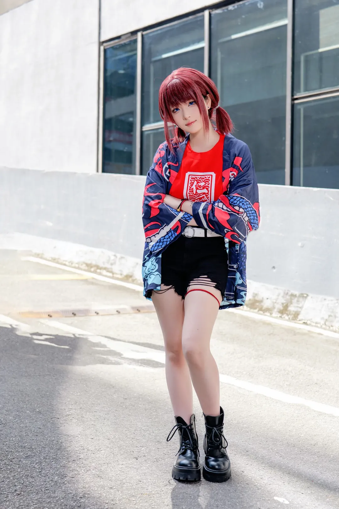 【井芹仁菜cos】哭泣少女乐队的摇滚魂，红蓝配色的街头酷飒场照 - 第 3 张