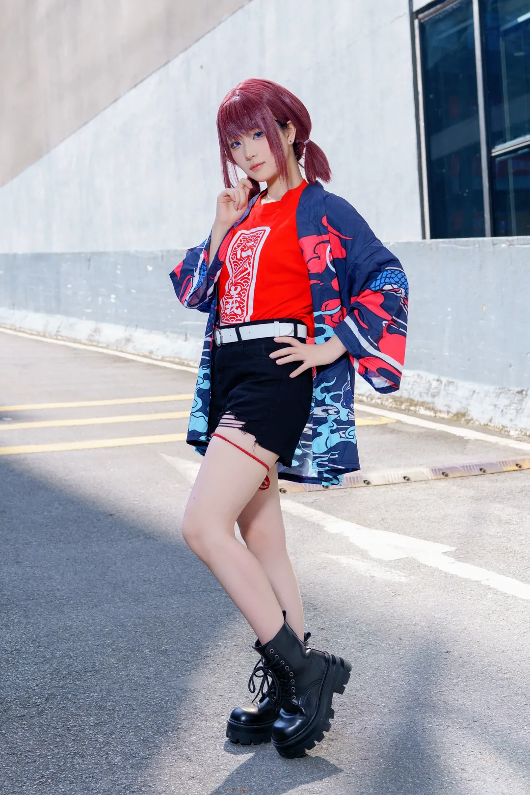 【井芹仁菜cos】哭泣少女乐队的摇滚魂，红蓝配色的街头酷飒场照