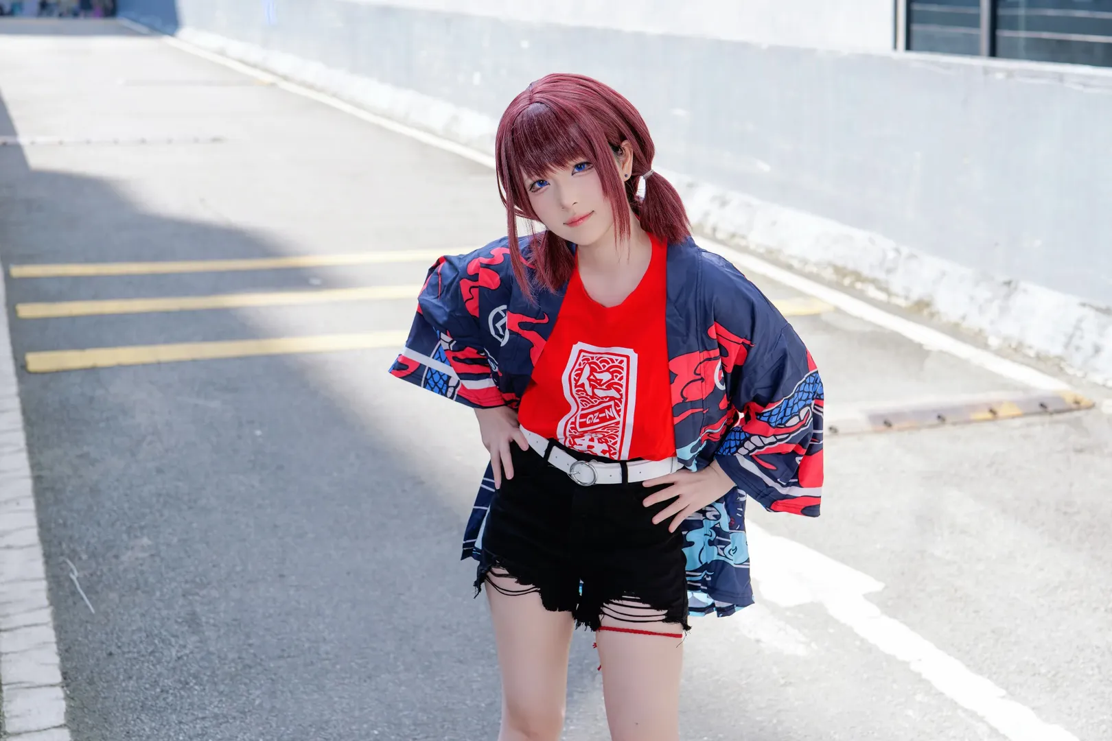 【井芹仁菜cos】哭泣少女乐队的摇滚魂，红蓝配色的街头酷飒场照 - 第 5 张