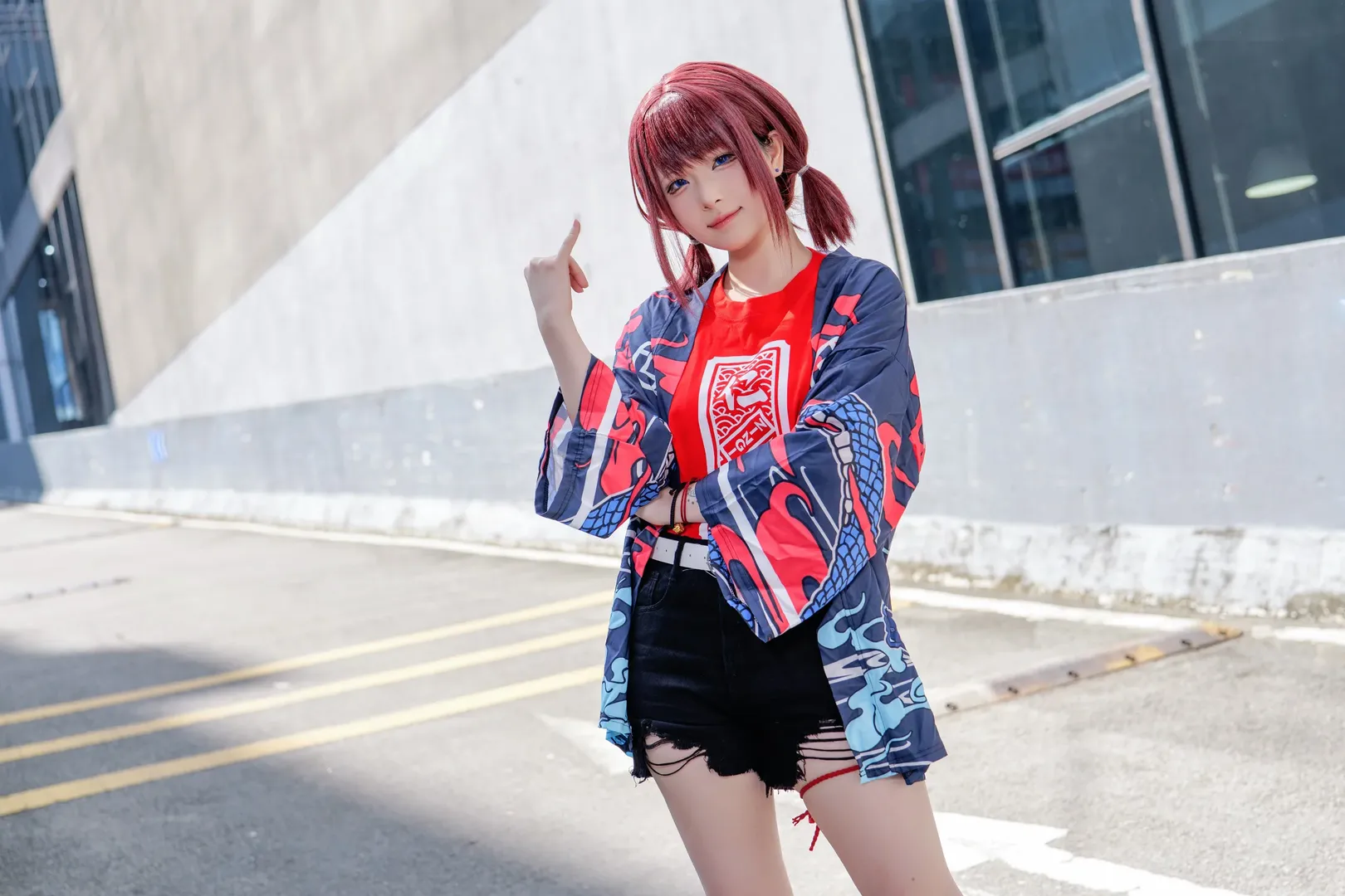 【井芹仁菜cos】哭泣少女乐队的摇滚魂，红蓝配色的街头酷飒场照 - 第 6 张