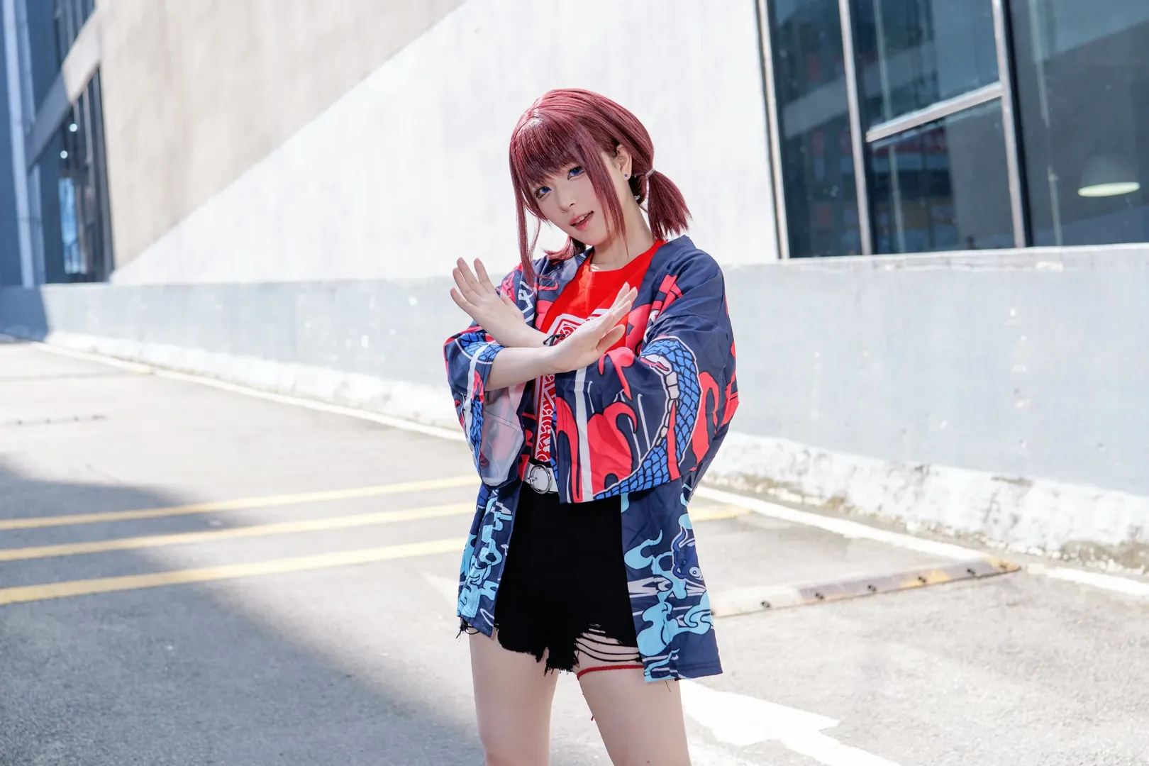 【井芹仁菜cos】哭泣少女乐队的摇滚魂，红蓝配色的街头酷飒场照 - 第 7 张
