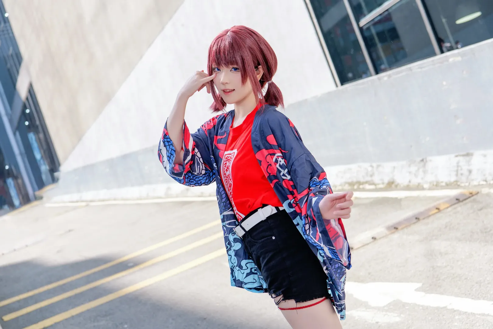 【井芹仁菜cos】哭泣少女乐队的摇滚魂，红蓝配色的街头酷飒场照 - 第 8 张