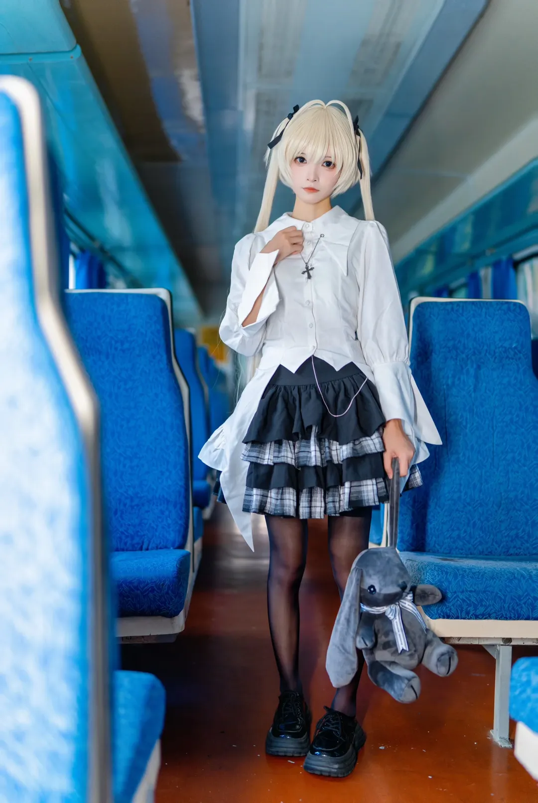 【春日野穹cos】緣之空黑白穿搭與復古車廂的碰撞 - 第 3 張