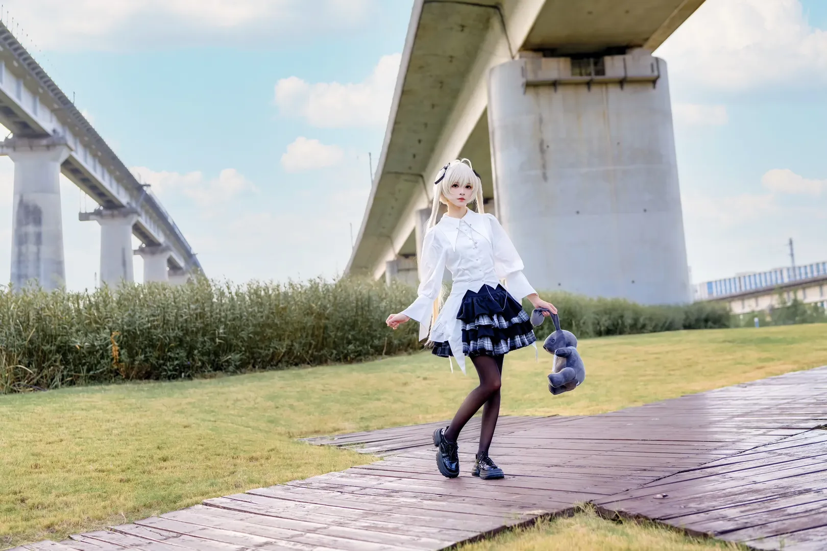 【春日野穹cos】緣之空黑白穿搭與復古車廂的碰撞 - 第 7 張