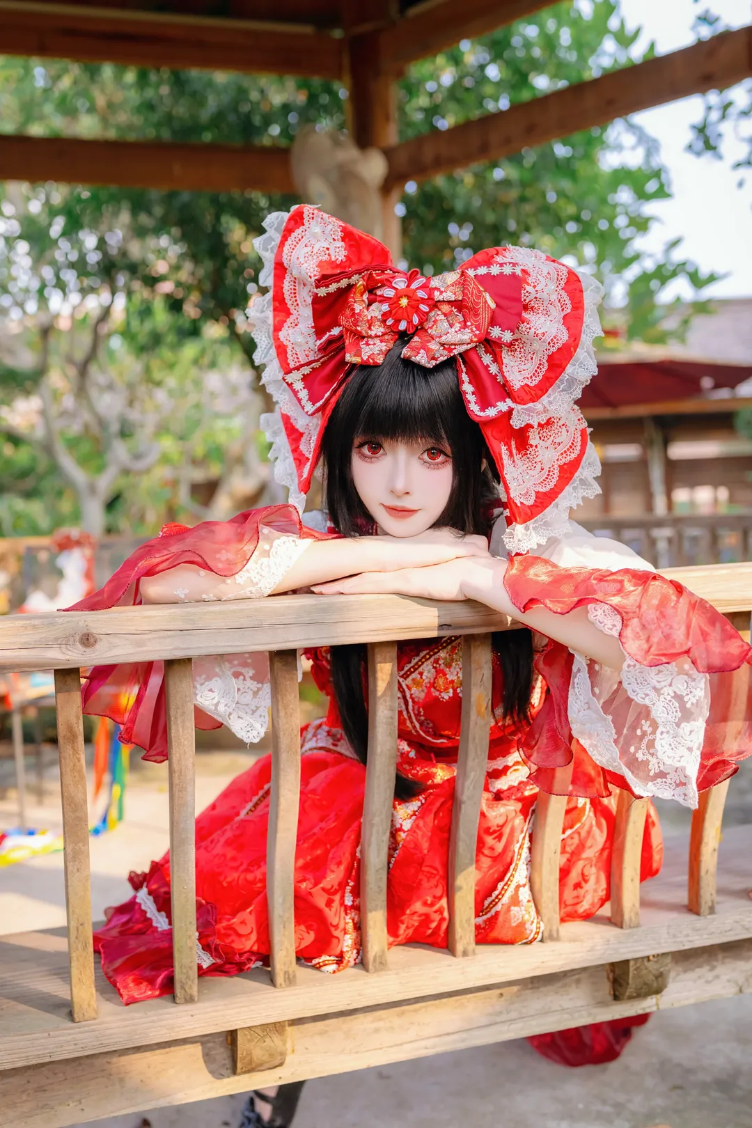 【博麗靈夢cos】秋日限定紅白巫女裝扮，從白天到黑夜的動態抓拍 - 第 1 張