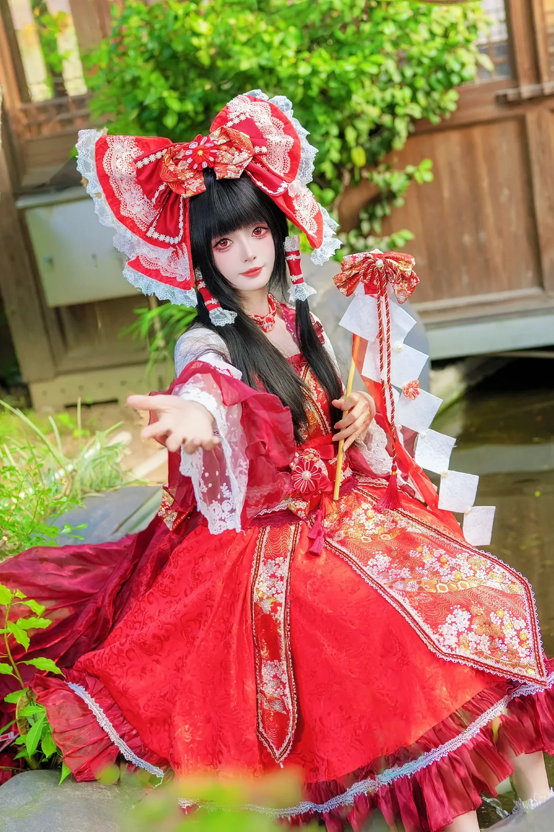 【博麗靈夢cos】秋日限定紅白巫女裝扮，從白天到黑夜的動態抓拍 - 第 3 張