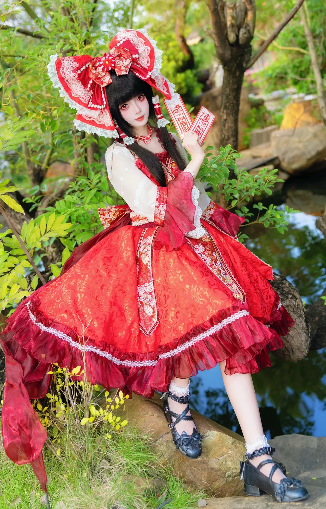 【博麗靈夢cos】秋日限定紅白巫女裝扮，從白天到黑夜的動態抓拍 - 第 4 張