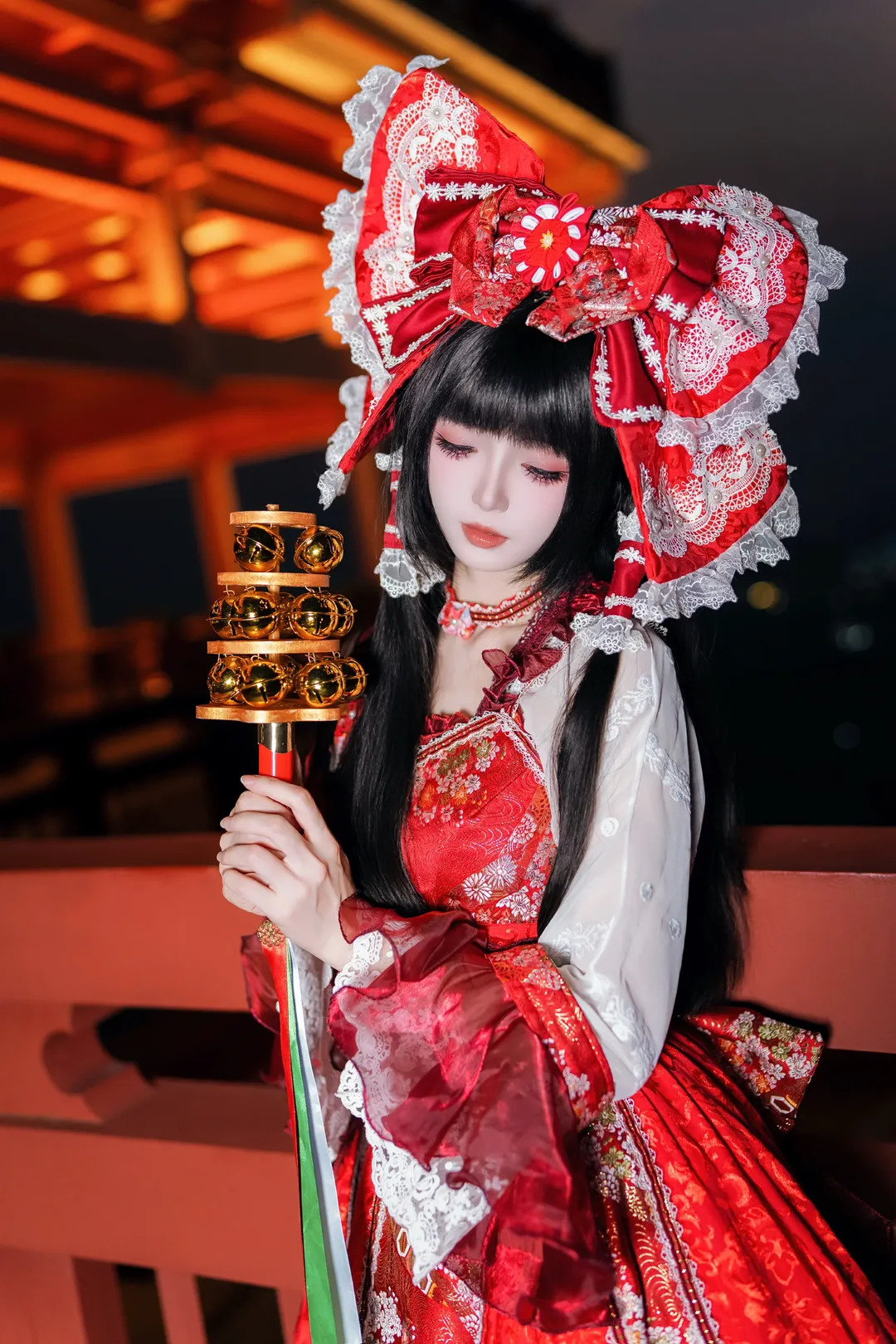 【博麗靈夢cos】秋日限定紅白巫女裝扮，從白天到黑夜的動態抓拍 - 第 5 張