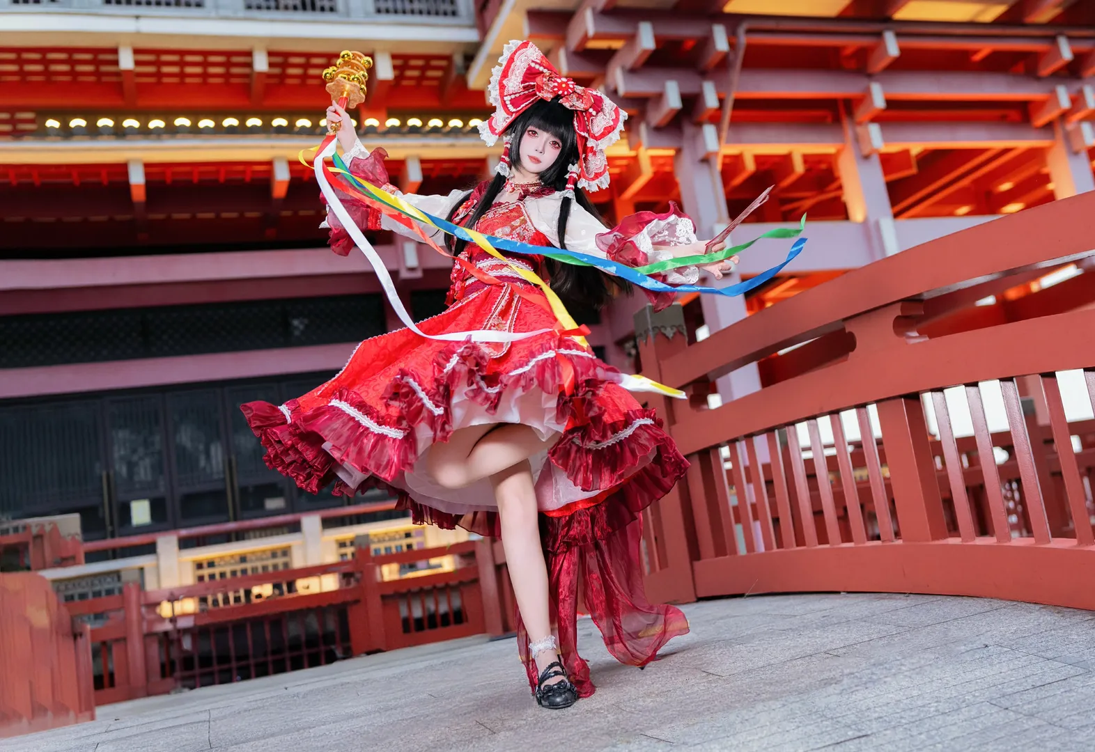 【博麗靈夢cos】秋日限定紅白巫女裝扮，從白天到黑夜的動態抓拍 - 第 6 張
