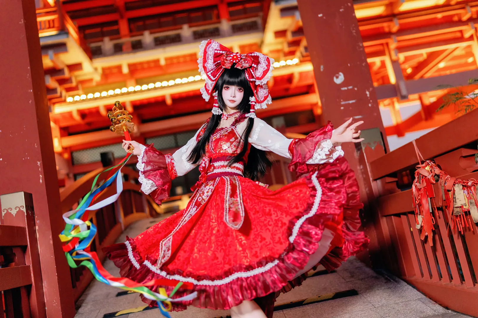 【博麗靈夢cos】秋日限定紅白巫女裝扮，從白天到黑夜的動態抓拍 - 第 7 張