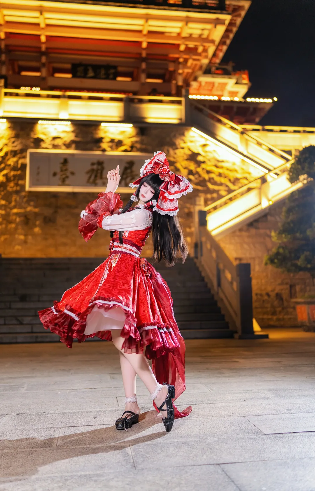 【博麗靈夢cos】秋日限定紅白巫女裝扮，從白天到黑夜的動態抓拍 - 第 8 張
