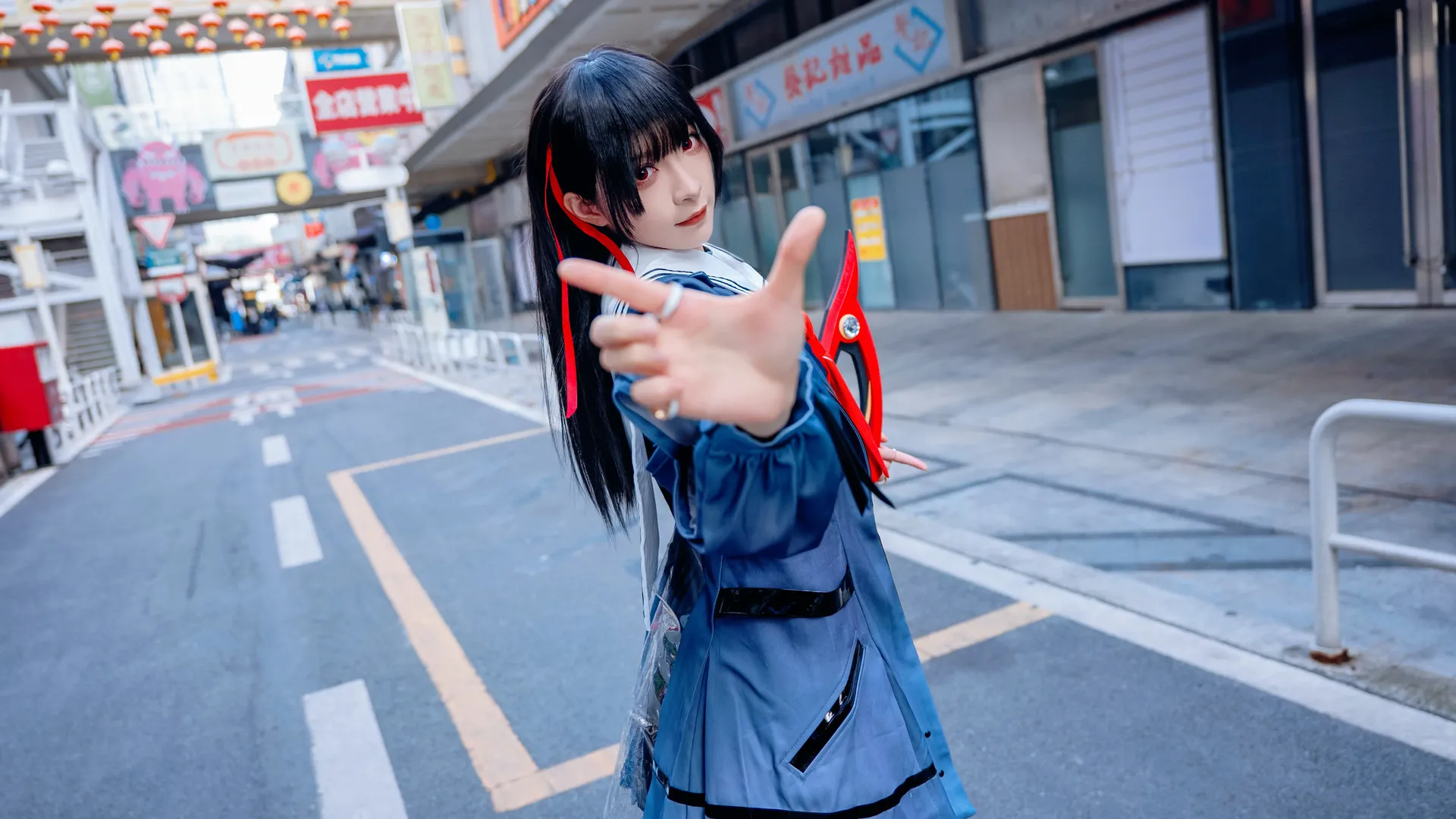 【千咲cos】鳴潮 手握巨刃的校園少女 - 第 12 張