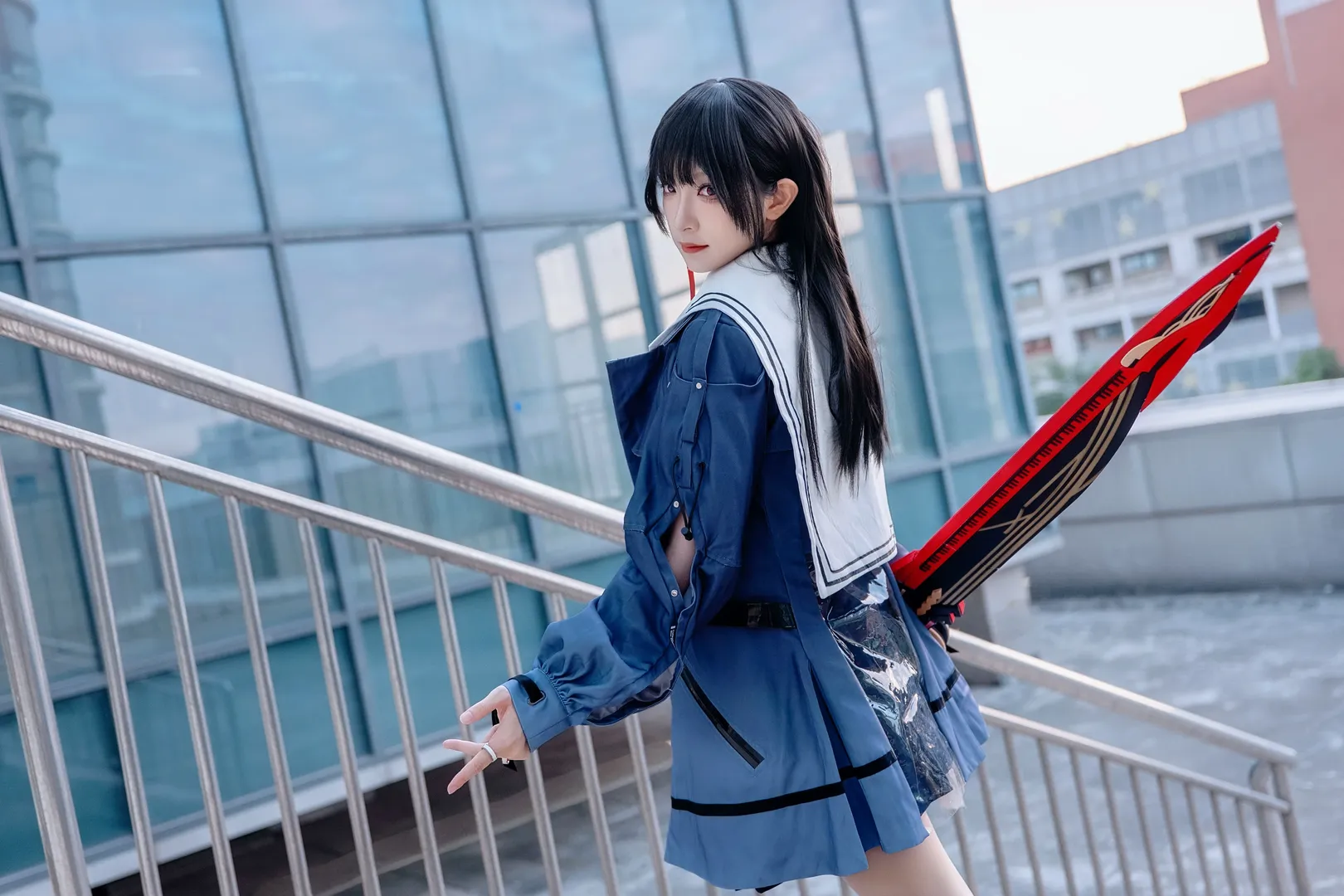 【千咲cos】鳴潮 手握巨刃的校園少女 - 第 8 張