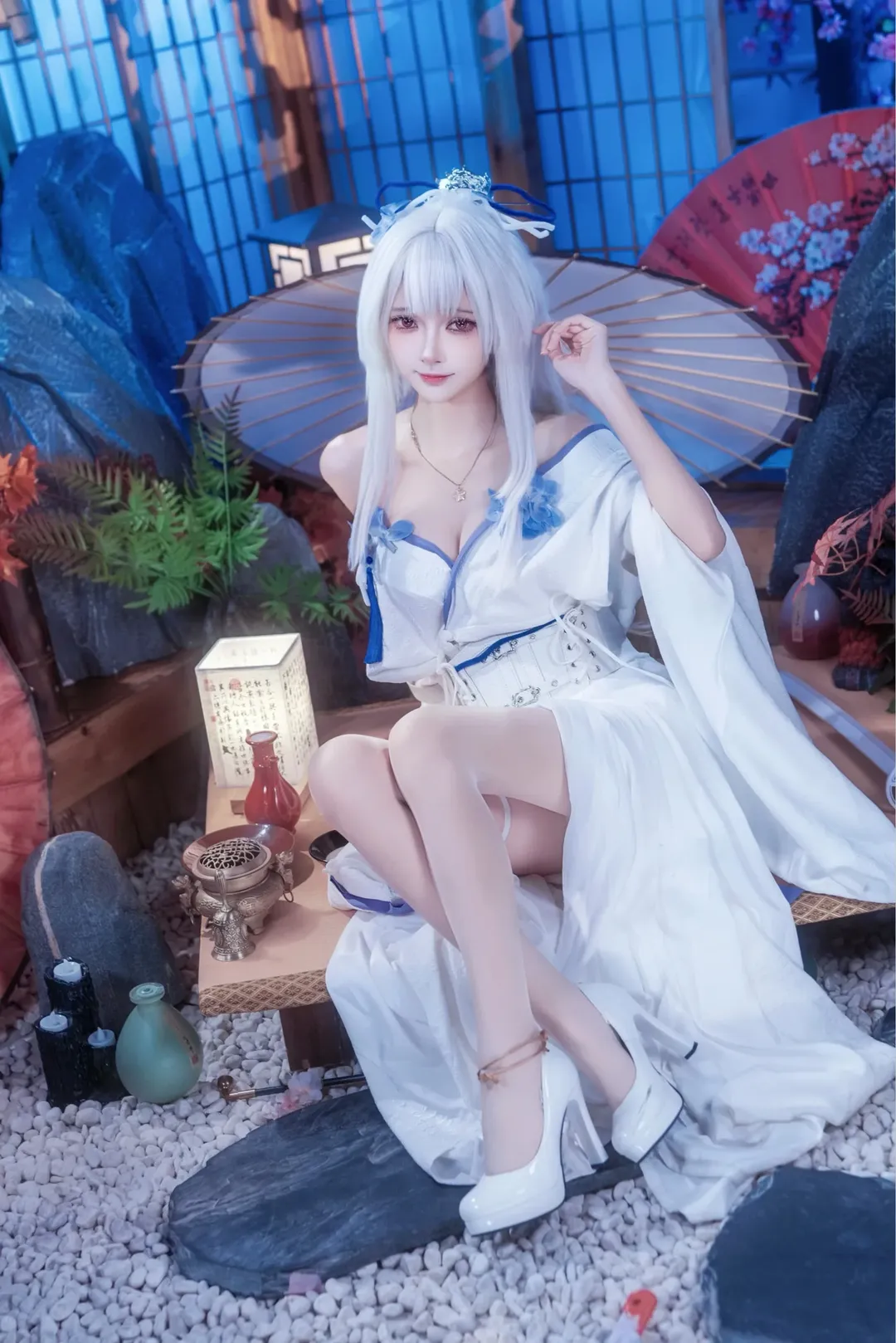 【绯雪cos】鸣潮里的初雪，清冷与温柔并存的质感 - 第 1 张