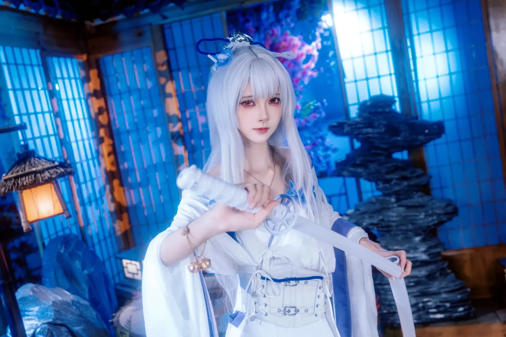 【绯雪cos】鸣潮，冷色调和风棚里的高冷御姐 - 第 2 张