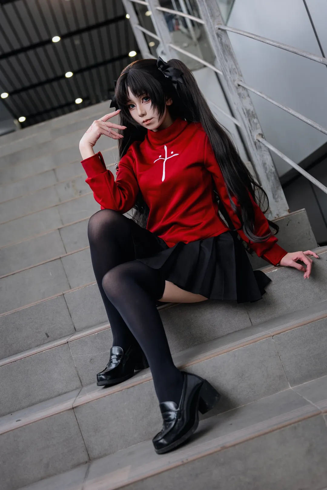 【远坂凛cos】漫展楼梯间的红黑经典搭配 - 第 1 张