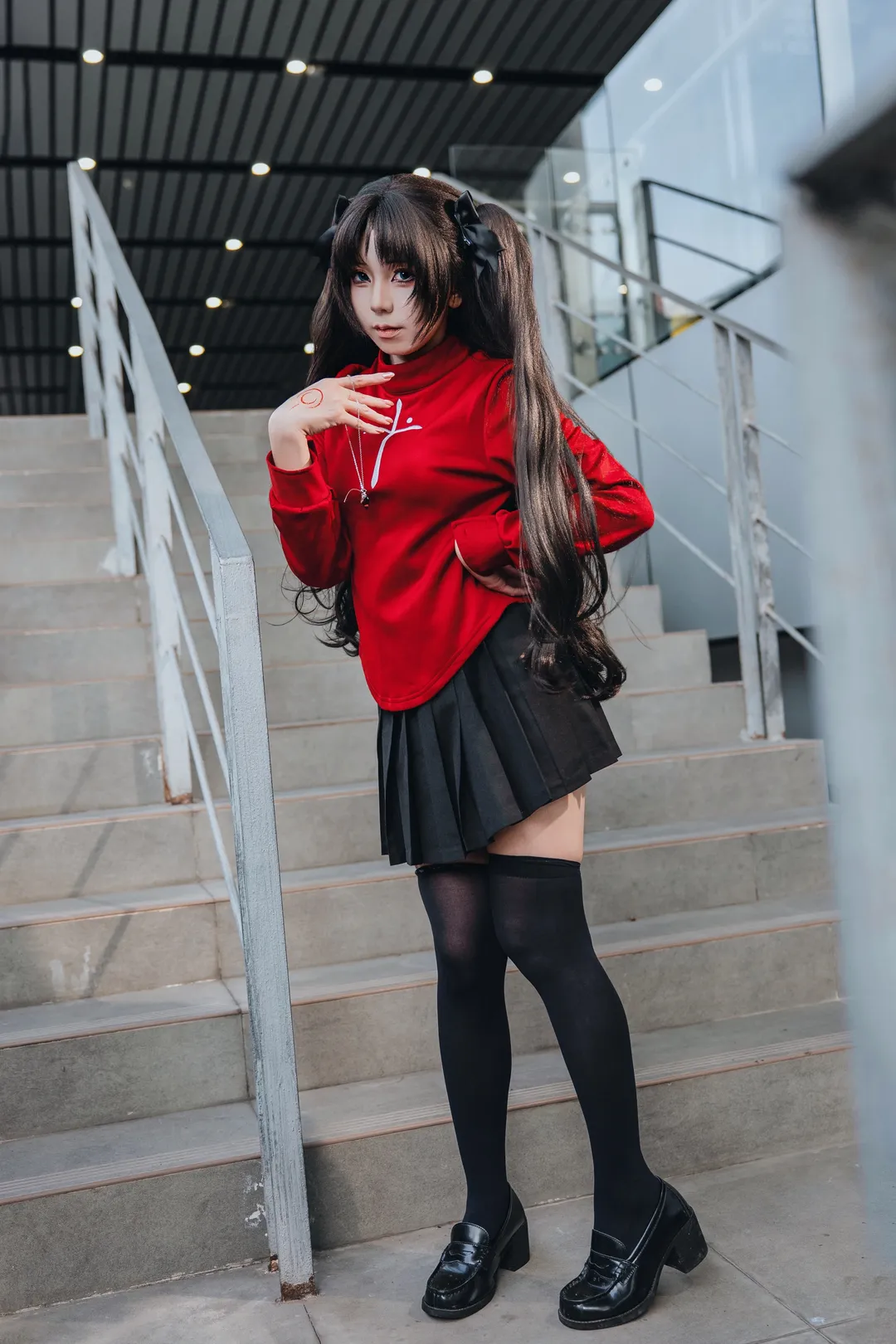 【远坂凛cos】漫展楼梯间的红黑经典搭配 - 第 2 张