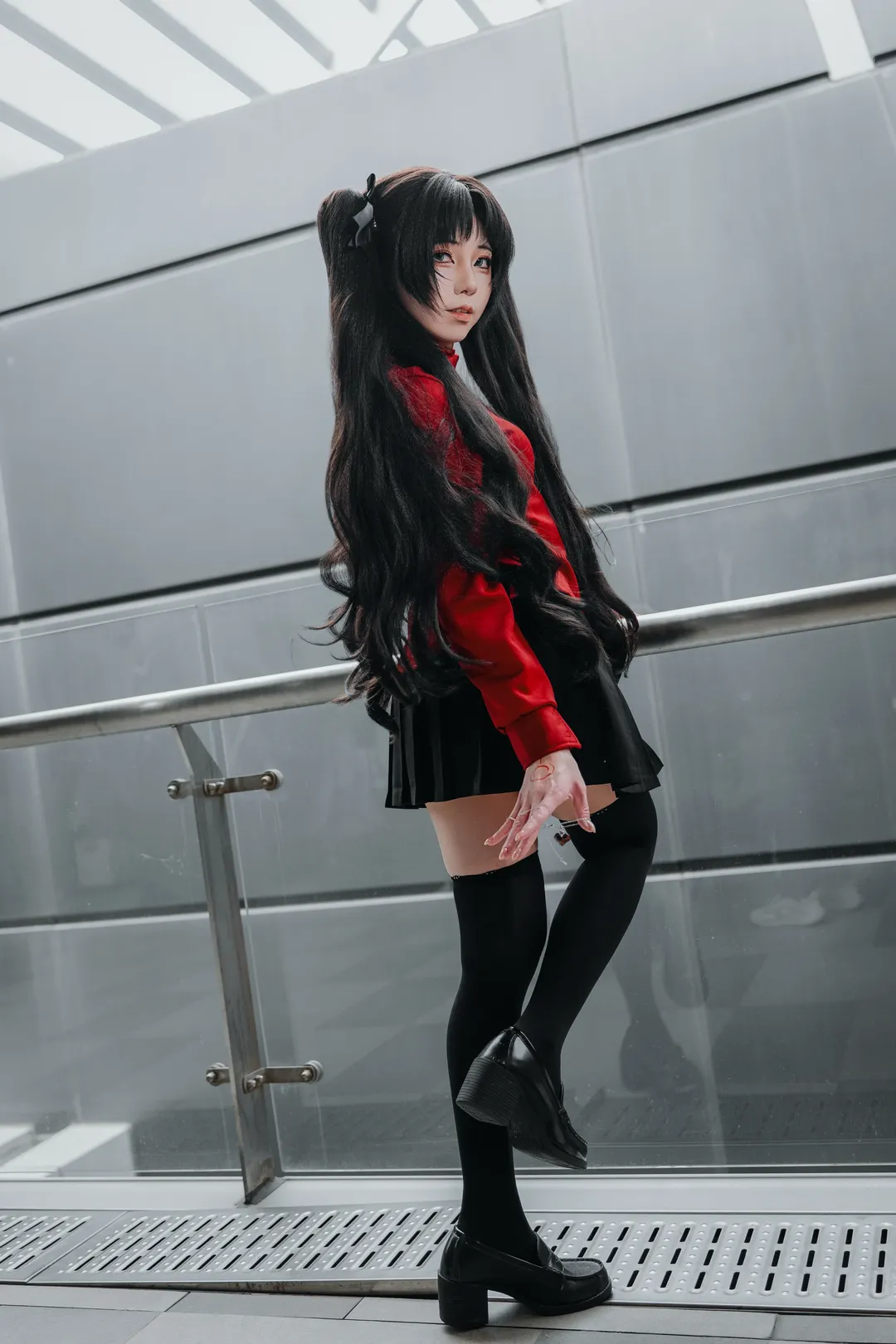 【远坂凛cos】漫展楼梯间的红黑经典搭配 - 第 3 张