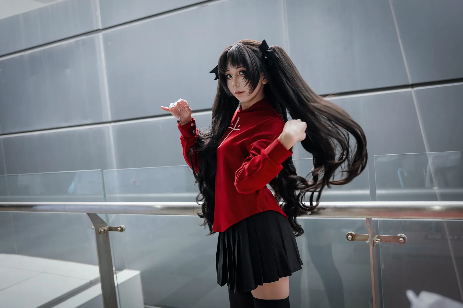 【远坂凛cos】漫展楼梯间的红黑经典搭配 - 第 4 张