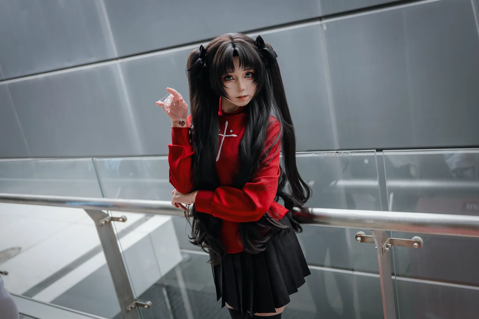 【远坂凛cos】漫展楼梯间的红黑经典搭配 - 第 5 张