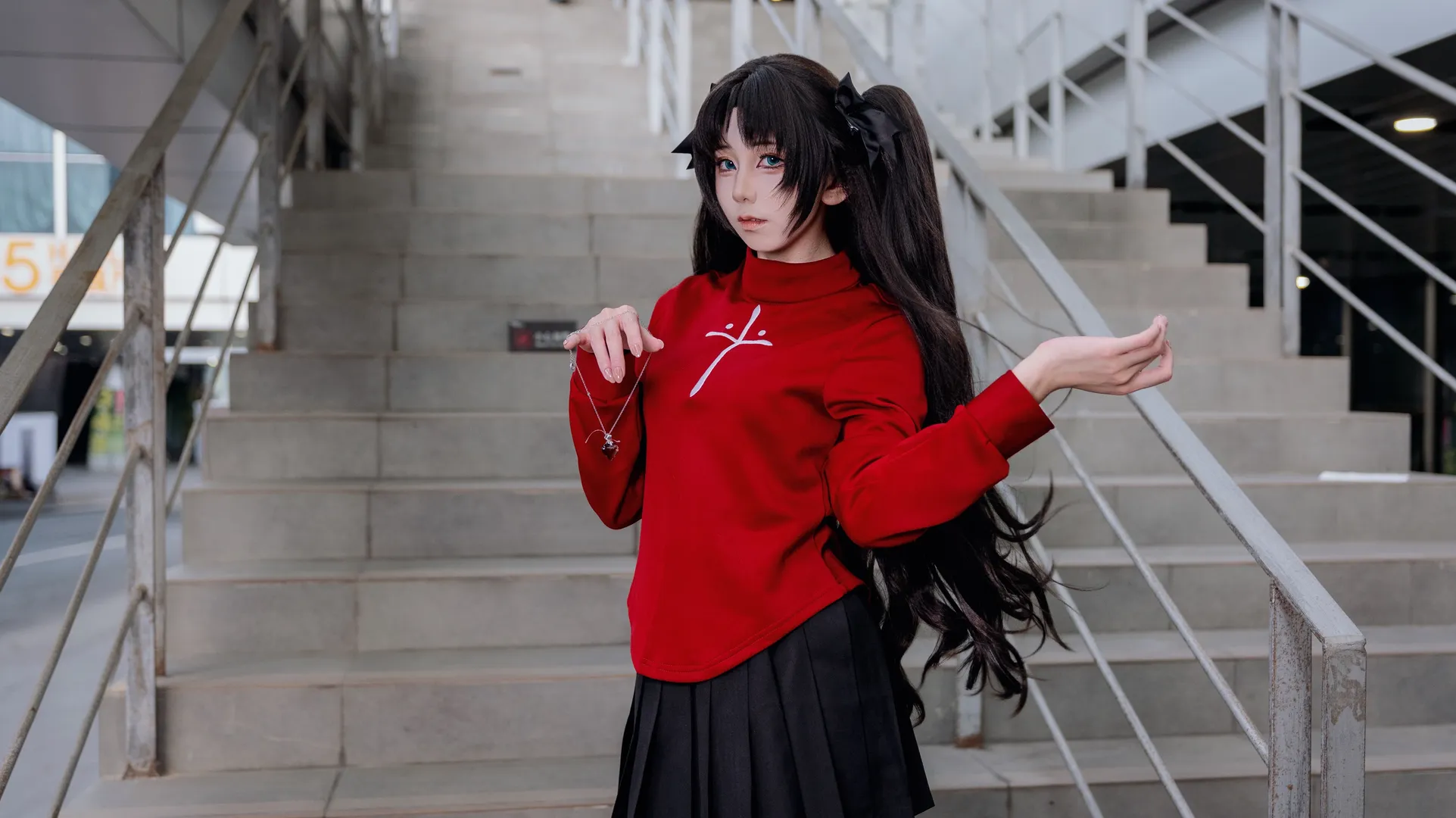 【远坂凛cos】漫展楼梯间的红黑经典搭配 - 第 6 张