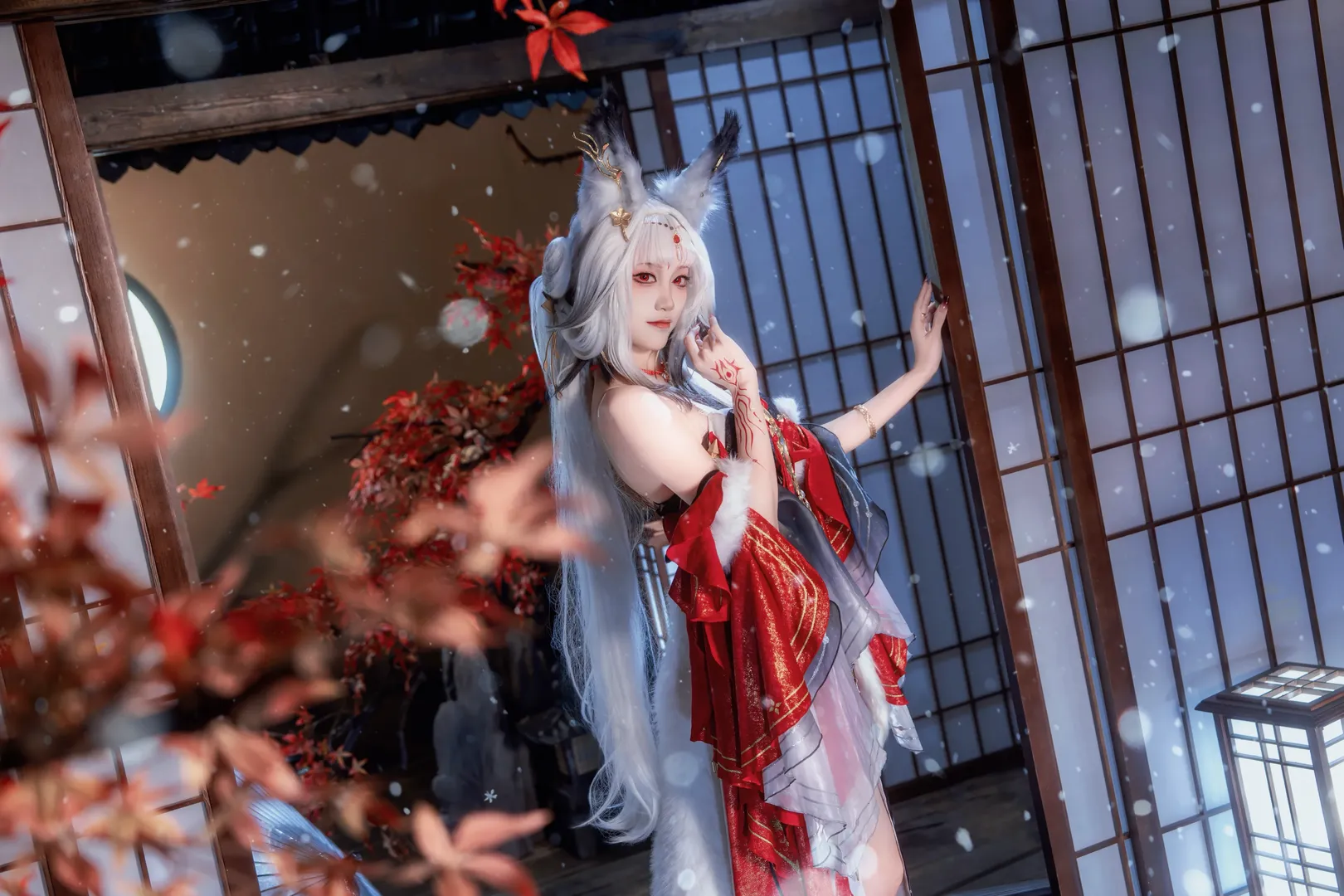 【心月狐cos】鸣潮心月狐，红枫白雪间的古风狐影 - 第 5 张