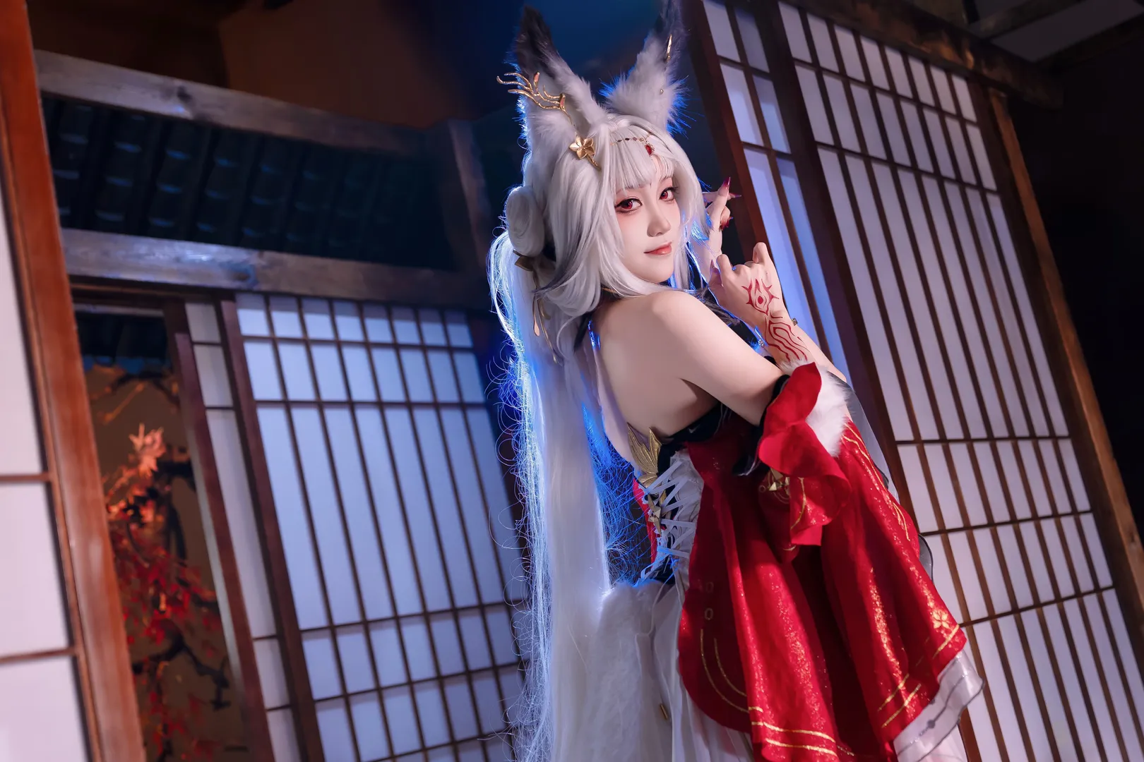 【心月狐cos】鸣潮心月狐，红枫白雪间的古风狐影 - 第 7 张