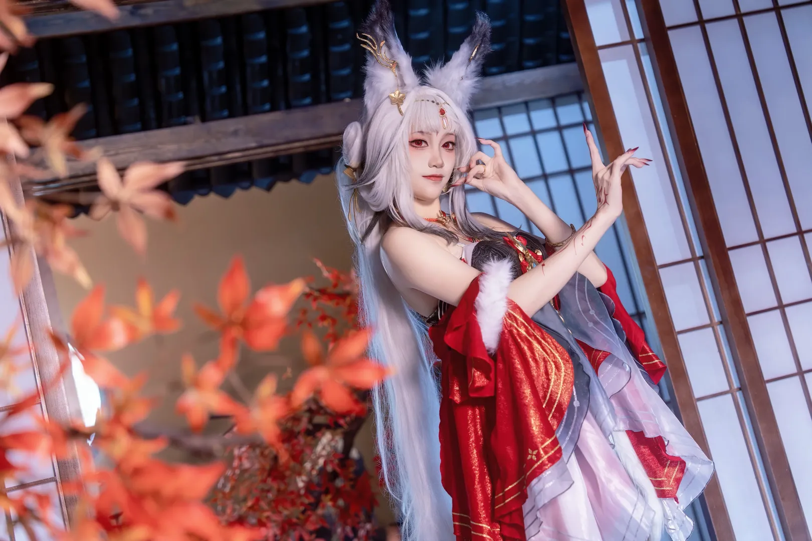 【心月狐cos】鸣潮心月狐，红枫白雪间的古风狐影 - 第 9 张