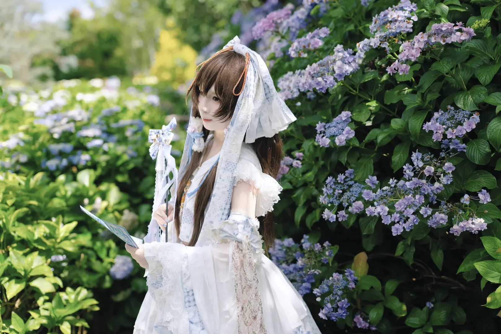 【博丽灵梦cos】绣球花丛里的红白巫女拍摄分享 - 第 1 张