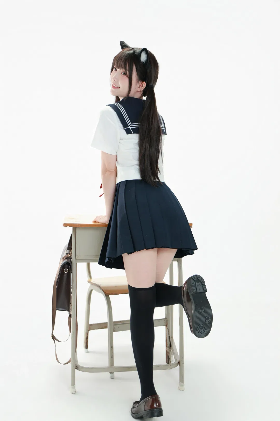 元氣JK制服寫真，教室裡的黑絲雙馬尾日常 - 第 1 張