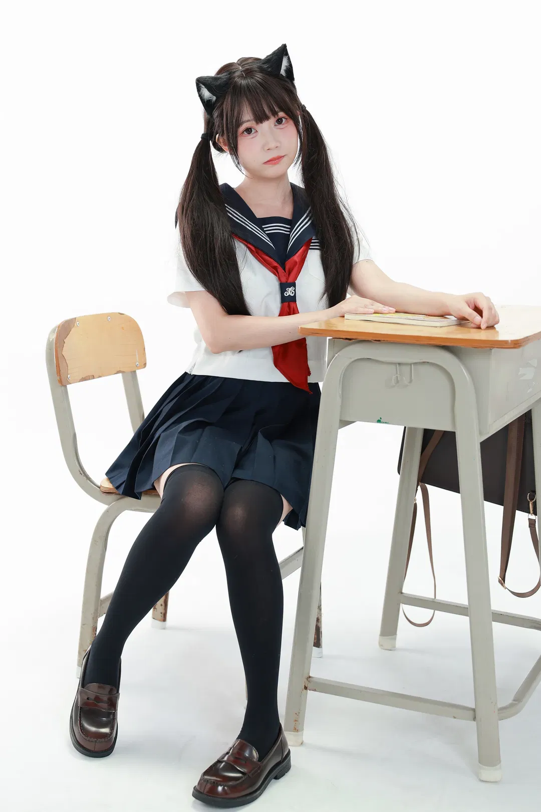 元氣JK制服寫真，教室裡的黑絲雙馬尾日常 - 第 11 張