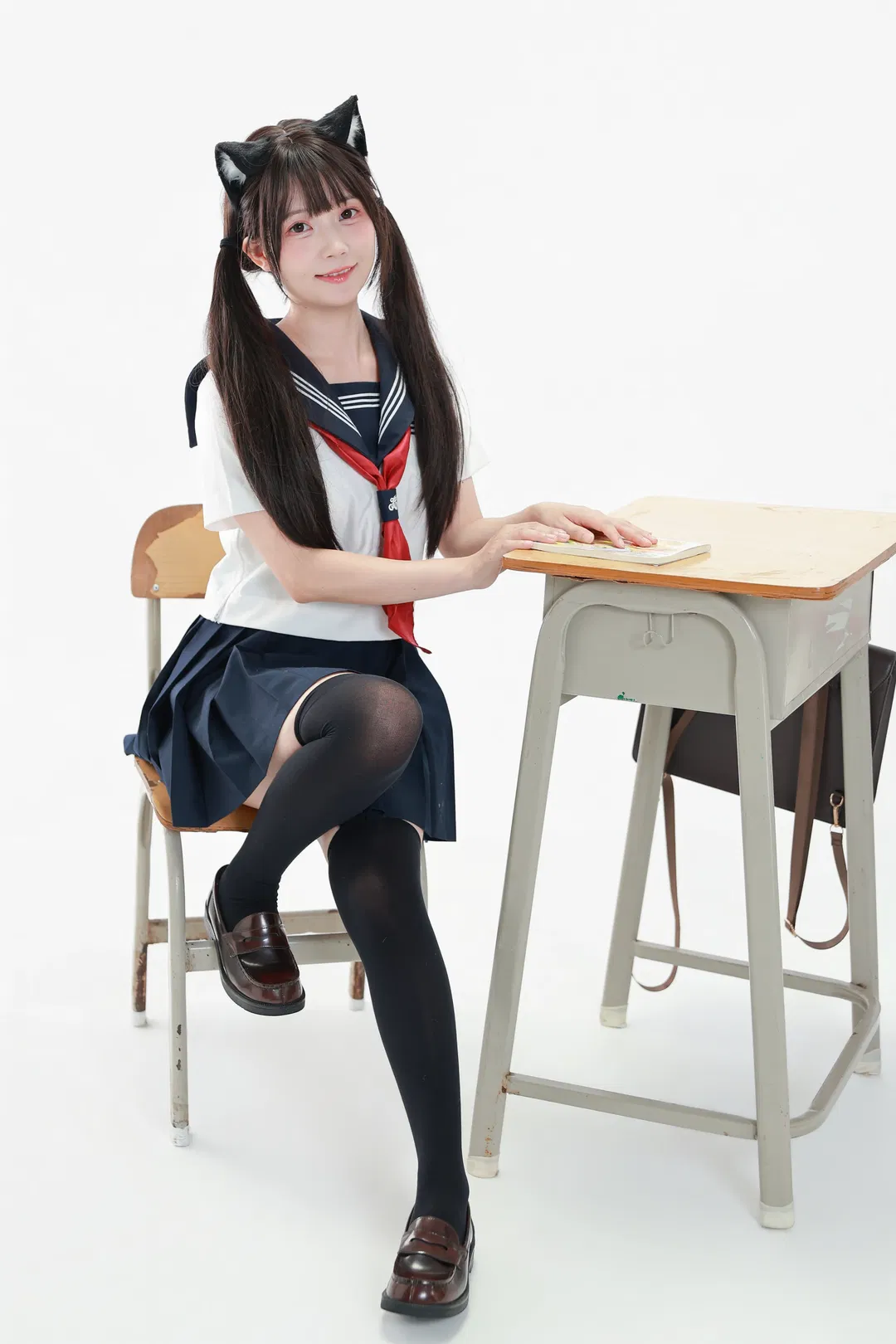 元氣JK制服寫真，教室裡的黑絲雙馬尾日常 - 第 2 張