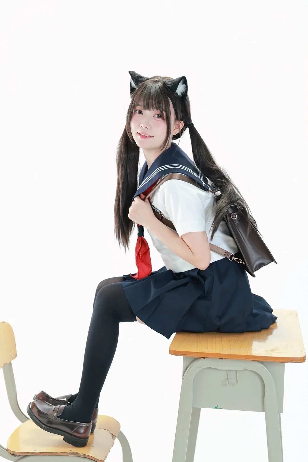 元氣JK制服寫真，教室裡的黑絲雙馬尾日常 - 第 4 張