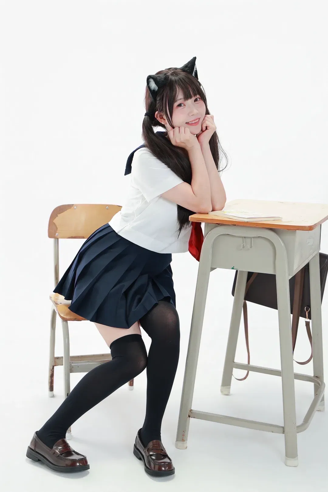 元氣JK制服寫真，教室裡的黑絲雙馬尾日常 - 第 8 張