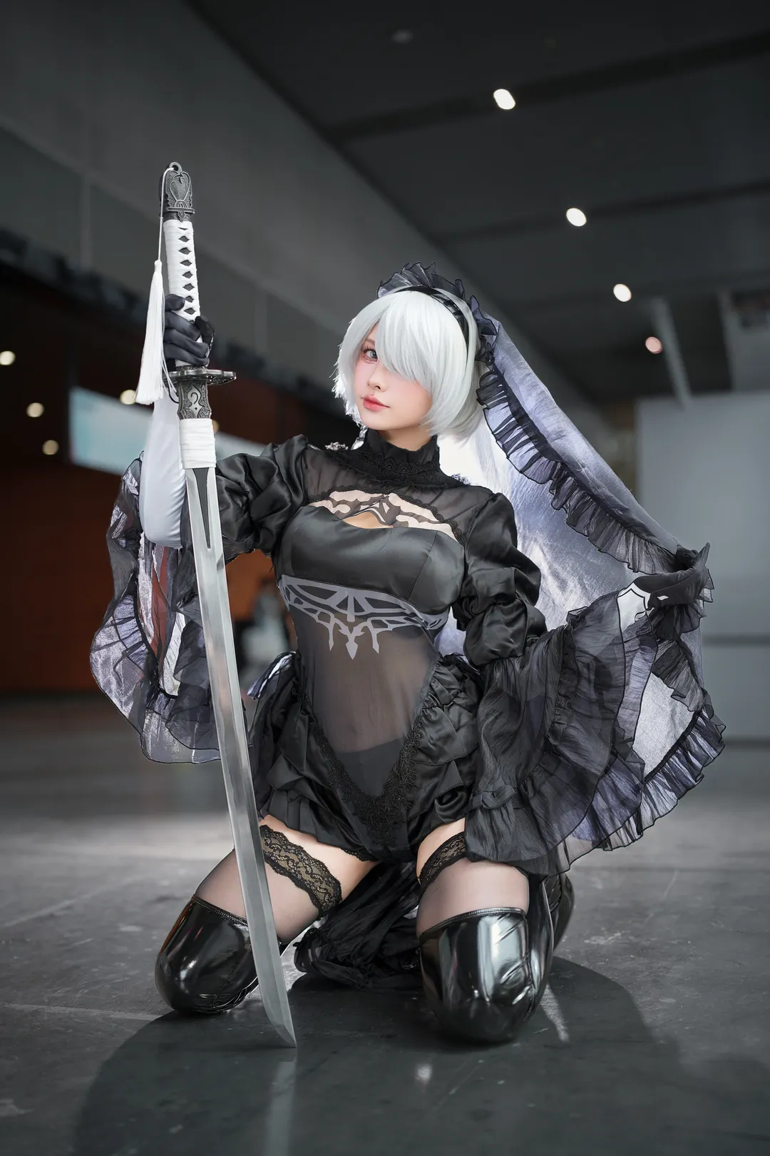【2Bcos】花嫁造型漫展返图，黑纱与漆皮长靴的硬核碰撞 - 第 4 张
