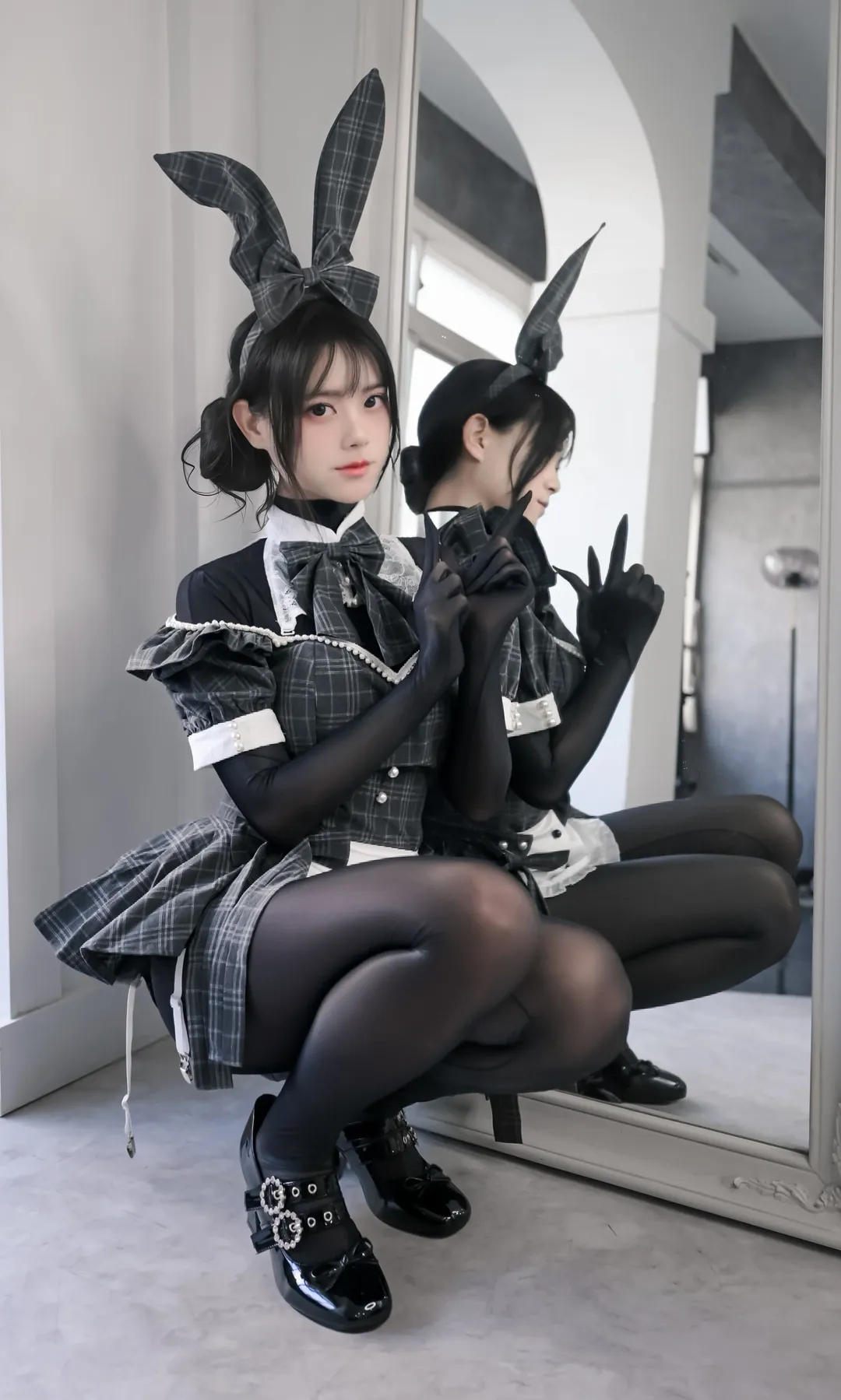 日系格纹兔女郎造型的室内对镜写真记录 - 第 1 张