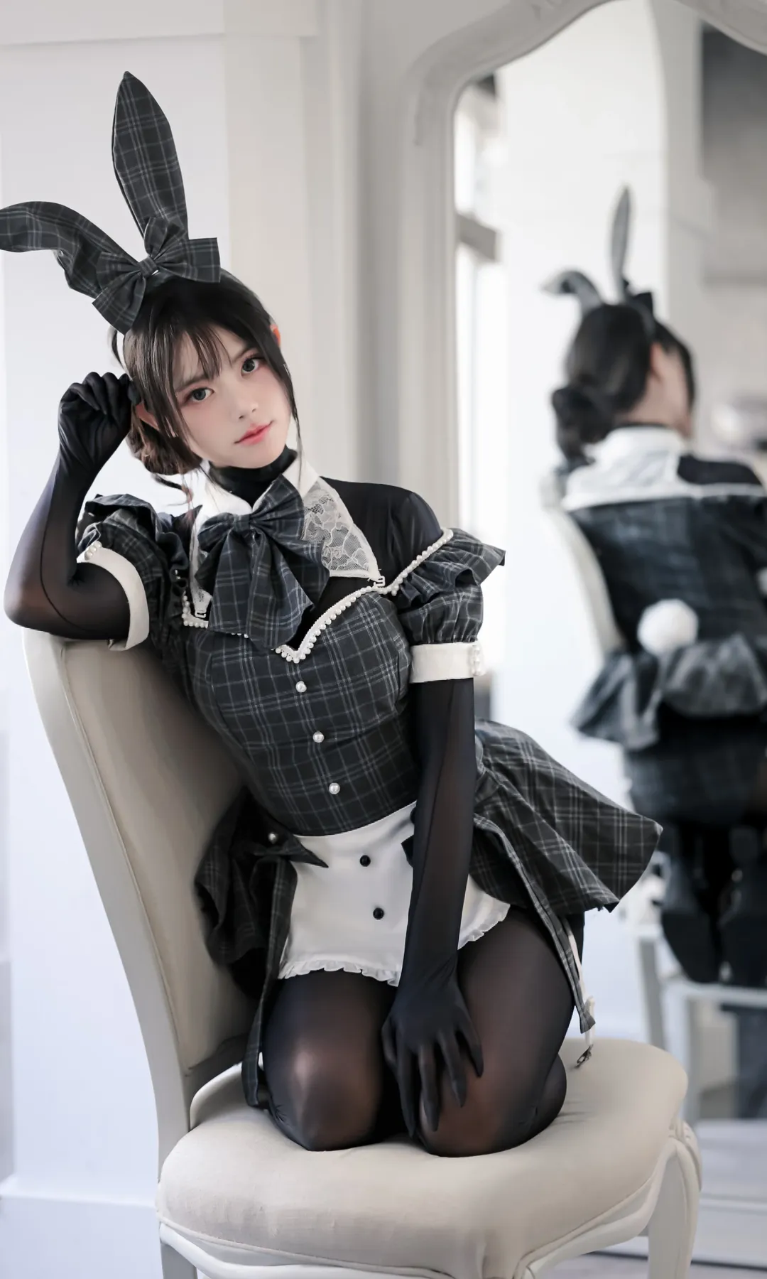日系格纹兔女郎造型的室内对镜写真记录 - 第 3 张