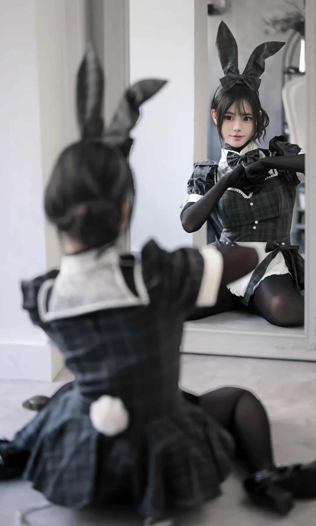 日系格纹兔女郎造型的室内对镜写真记录 - 第 4 张