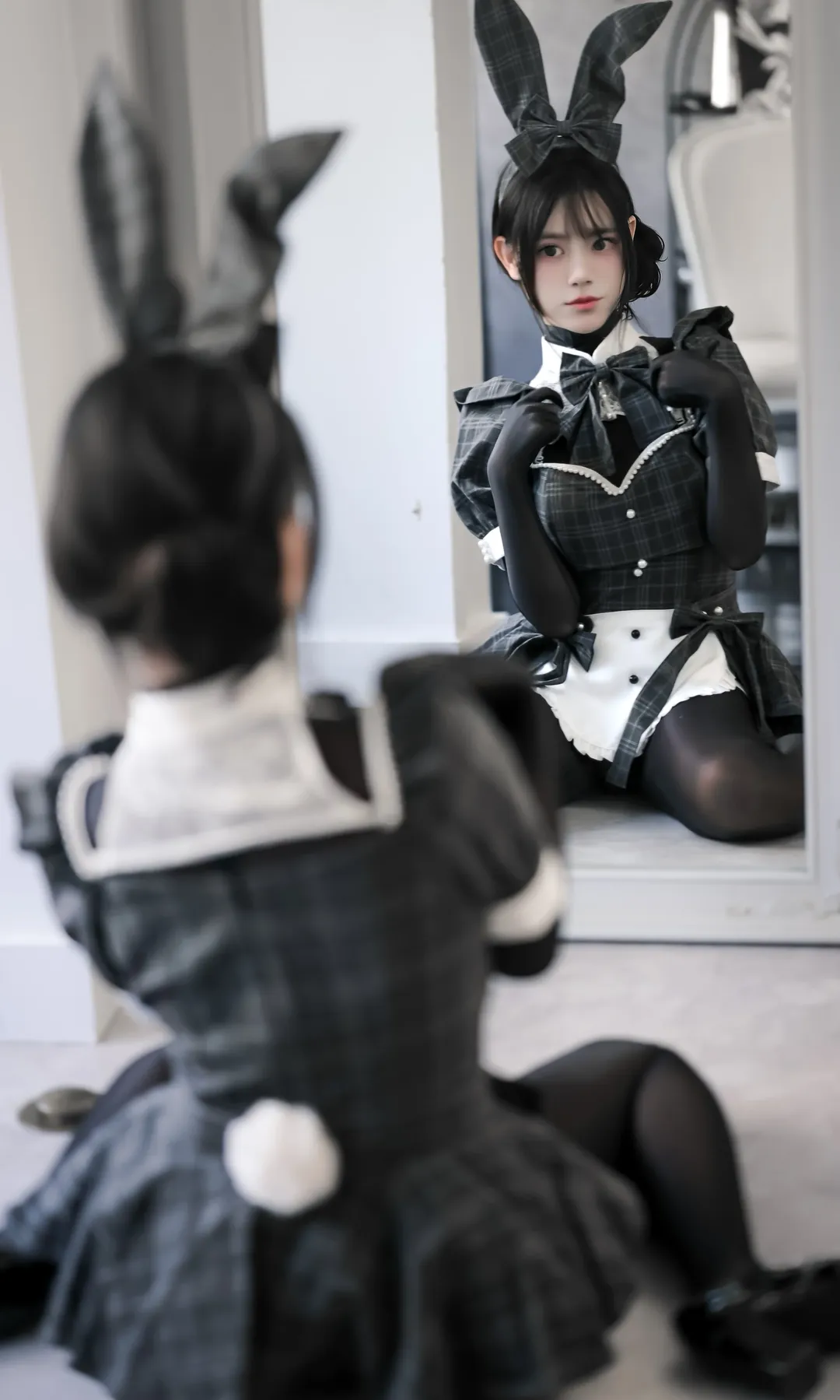 日系格纹兔女郎造型的室内对镜写真记录 - 第 7 张