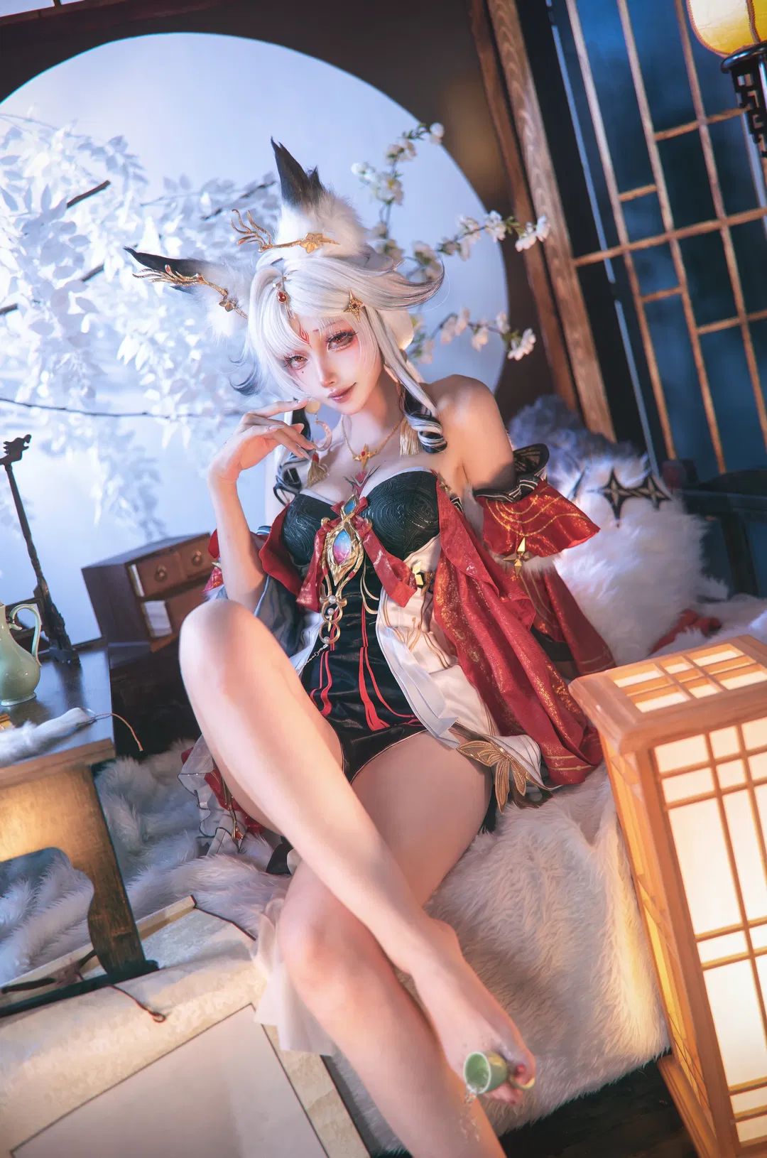 【心月狐cos】鳴潮紅黑金造型與銀髮狐耳的細節心得 - 第 1 張