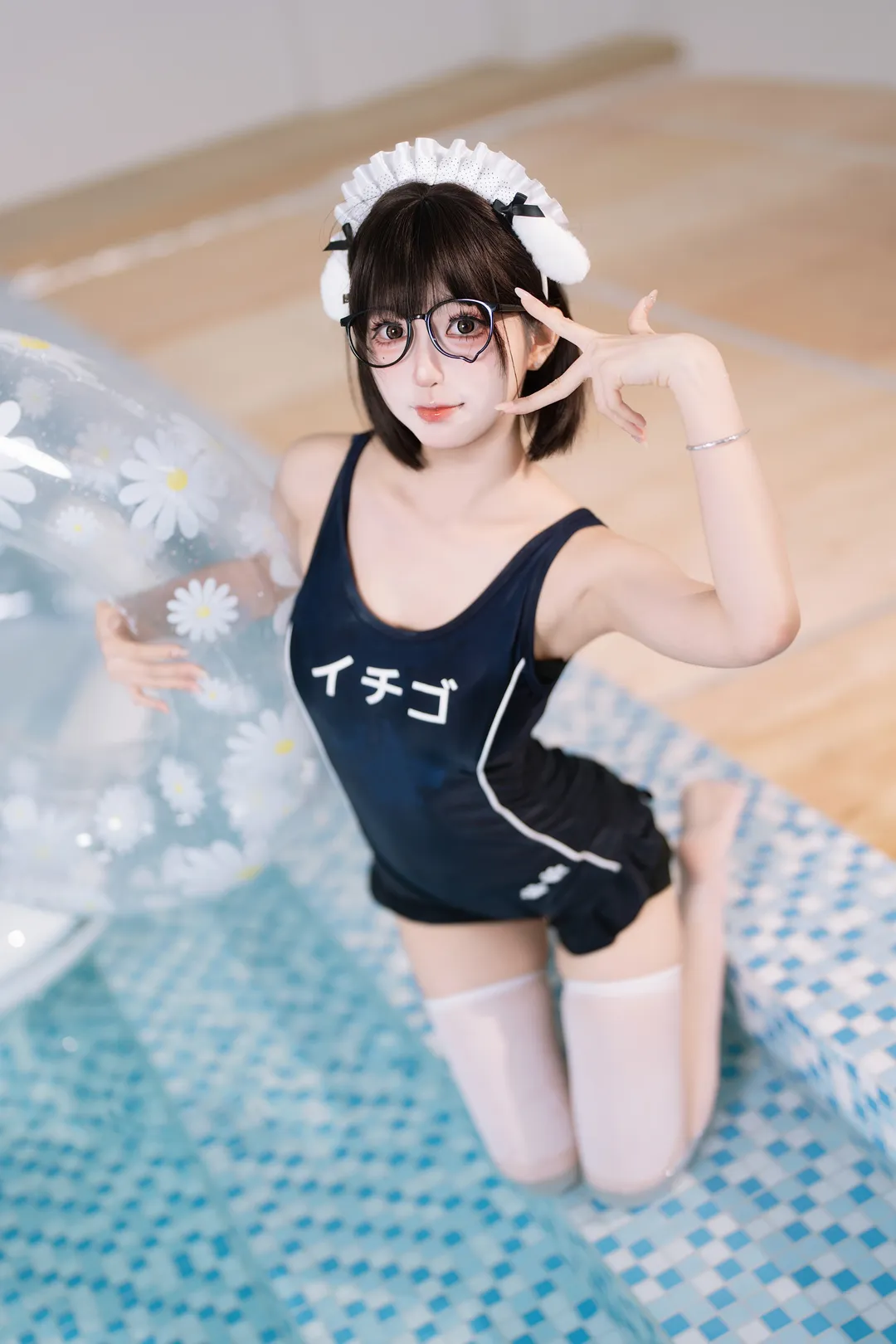 死库水白丝眼镜娘的室内泳池写真拍摄记录 - 第 1 张