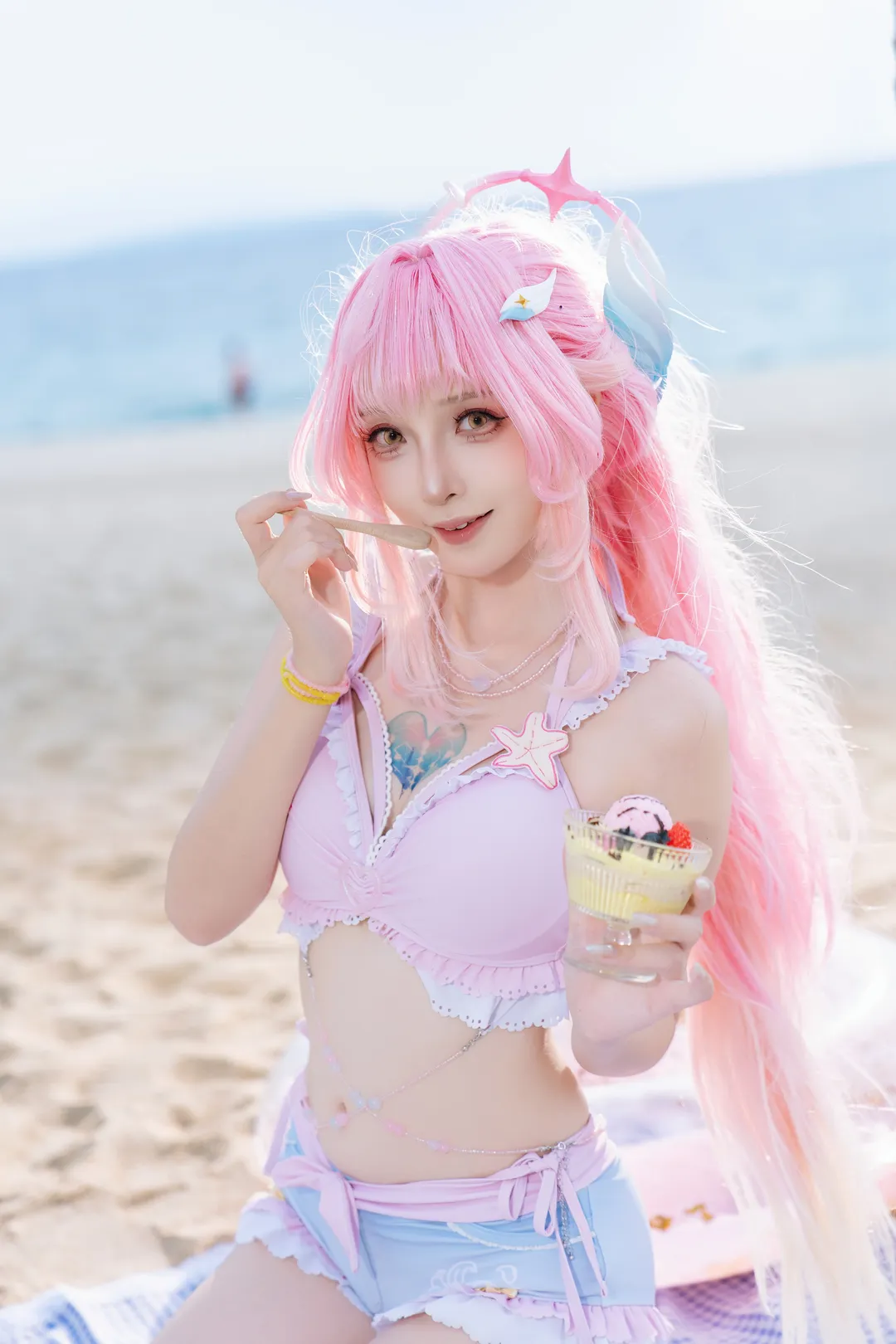 【爱弥斯cos】鸣潮夏日海滩的粉色清凉穿搭 - 第 3 张