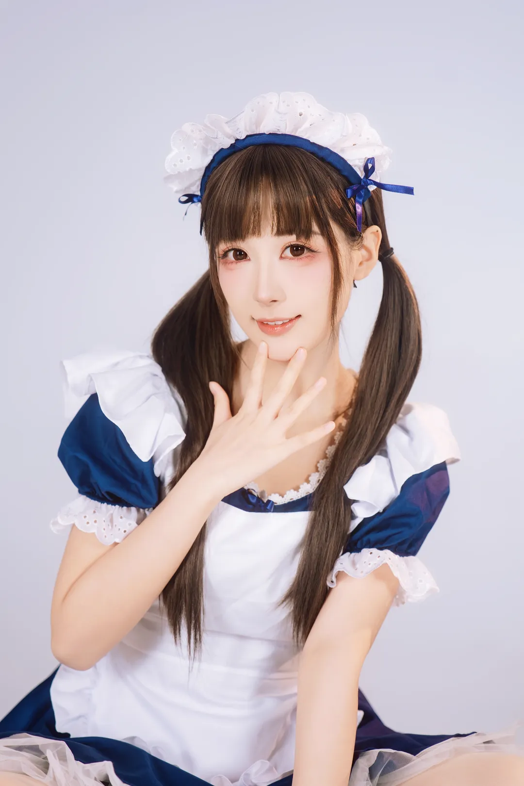 藍白女僕裝搭配白色絲襪，白棚甜妹拍照姿勢分享 - 第 7 張