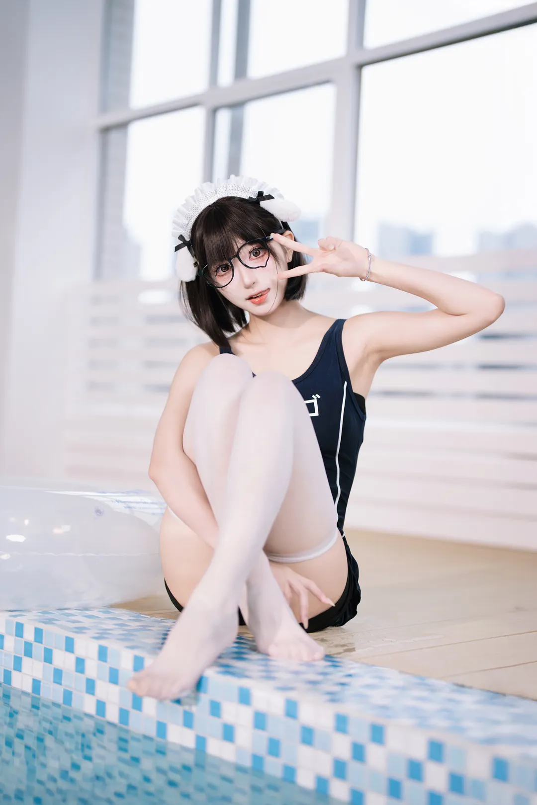 泳池边的死库水白丝女仆风，夏天就是要拍水 - 第 1 张
